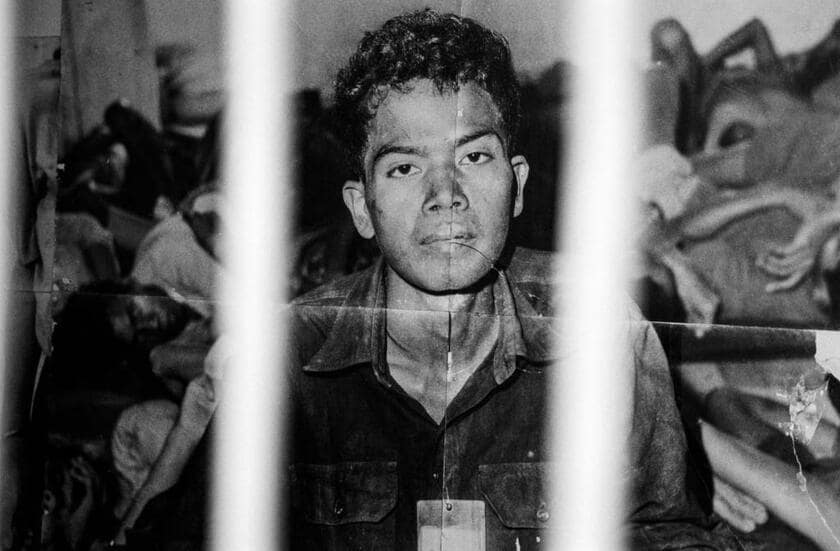 カンボジア・プノンペン、トゥールスレン（2003年）。ポル・ポト政権下、政治犯収容所「S21」で処刑された囚人の写真。現在、虐殺博物館となっているこの施設には、首切りの絵や拷問器具、囚人を監禁する鉄の足かせなど、虐殺を物語る証拠品が展示されているが、その中でぼくをもっとも震え上がらせたのは、処刑される直前に撮影された囚人たちの写真だった（撮影：渋谷敦志）
