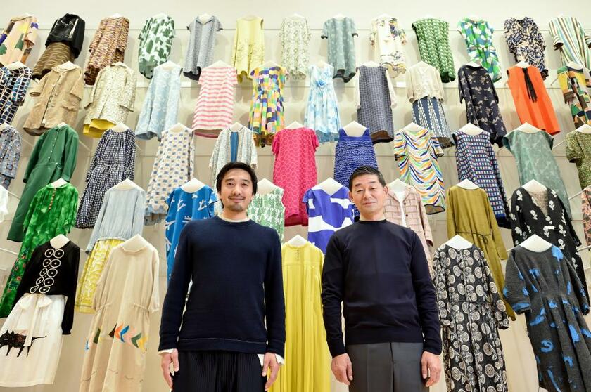 皆川明（みながわ・あきら、右）：１９６７年、東京都大田区生まれ。ファッションデザイナー。多摩美術大学客員教授。８９年、文化服装学院服飾専門課程卒業。９５年に「ミナ」を設立。２００３年にブランド名を「ミナ　ペルホネン」に改める／田根剛（たね・つよし、左）／１９７９年、東京都生まれ。建築家。Ａｔｅｌｉｅｒ　Ｔｓｕｙｏｓｈｉ　Ｔａｎｅ　Ａｒｃｈｉｔｅｃｔｓ（パリ）代表。代表作に「エストニア国立博物館」（２０１６年）、「弘前れんが倉庫美術館」（２０年開館予定）（撮影／篠塚ようこ）