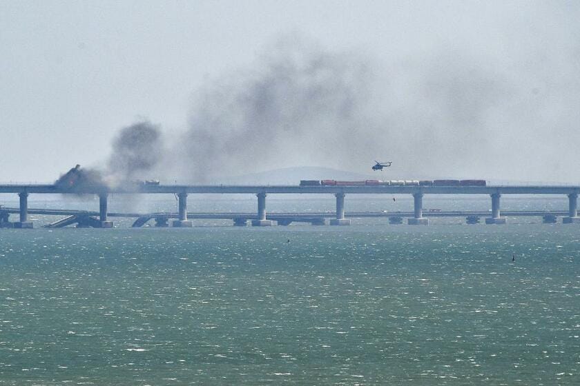 爆破されたクリミア橋。ロシアは報復としてウクライナにミサイル攻撃をしたほか、自爆ドローンを使った攻撃を続けている（ＡＰ／アフロ）