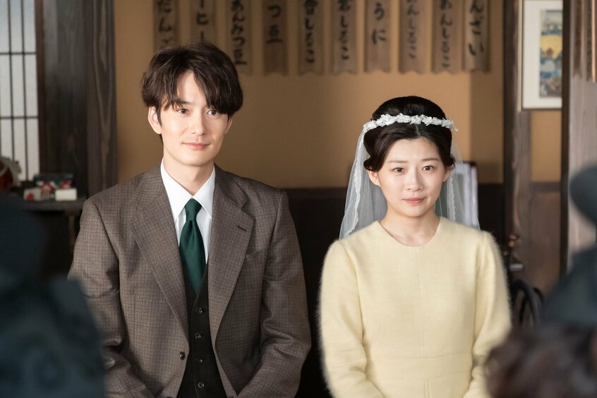 NHKの連続テレビ小説「虎に翼」で事実婚を選んだ主人公の寅子(伊藤沙莉)と航一(岡田将生)。9月28日の最終回まで目が離せない(写真:NHK提供)