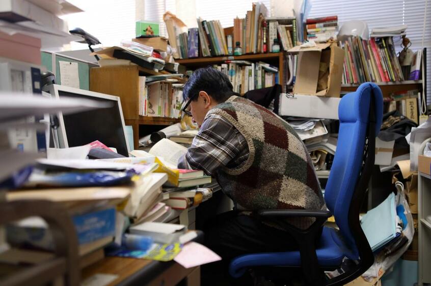 東大史料編纂所では個別の部屋はなく、同僚と机を並べる。『大日本史料』12編の第5編の編纂を担当。中世・鎌倉中期の原典のわずか3年分を30年かけて記述して残す。地道な仕事だ(撮影/倉田貴志)
