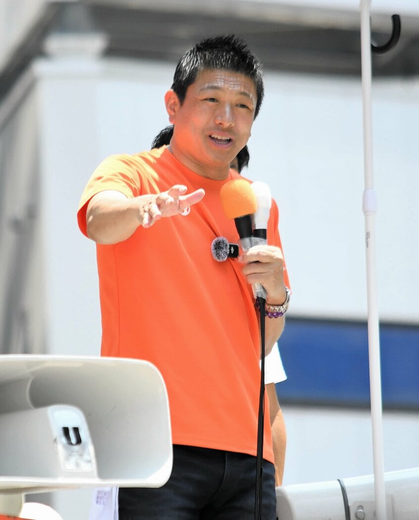 なんば駅前で演説をする参政党の神谷宗幣代表=2025年7月5日午前11時16分、大阪市中央区