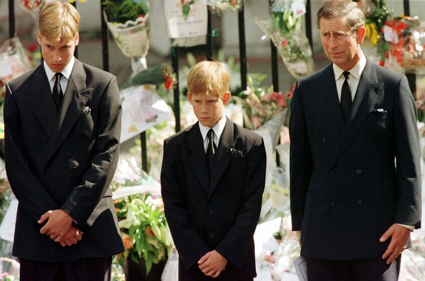 1997年9月6日、ロンドンで霊柩車に乗せられたダイアナ元妃の棺を見つめるチャールズ皇太子(当時)とウィリアム王子とヘンリー王子(photo ロイター/アフロ)