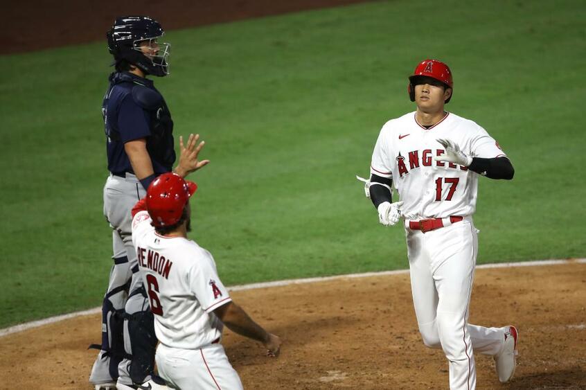 今季1号を放ち、同僚に祝福される大谷翔平=7月29日(GettyImages)