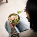 自家製「サラダチキン」で「食中毒」にご用心 プロが指摘する自己流「低温調理」の大きなリスク