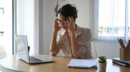 独身女性「単身者は蔑ろにされている」   残業や休日出勤「肩代わり」しても「ロールモデルはワーママ」にモヤモヤ