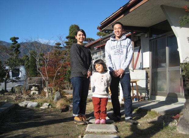２０１８年９月、家族３人で長野県松川村に移住した丸山菜保子さん（左）。「生活がしやすく、子育てにも最適です」と移り住んだ家の前で（写真：本人提供）