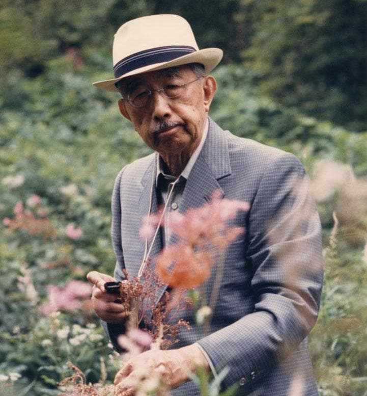 1987年8月静養先の那須御用邸。ルーペを手に植物観察をしながら散策する昭和天皇

