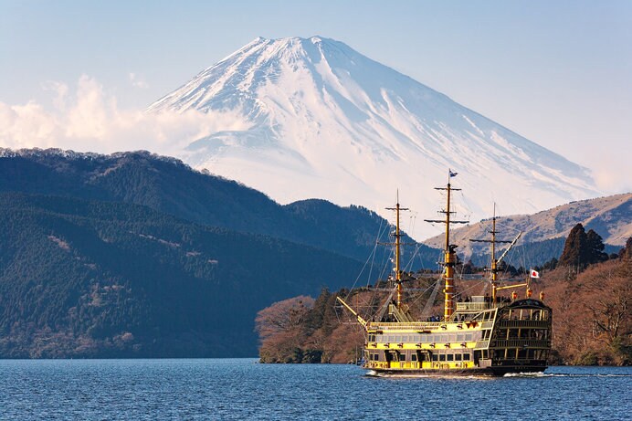 芦ノ湖からの雄大な雪景色の富士山