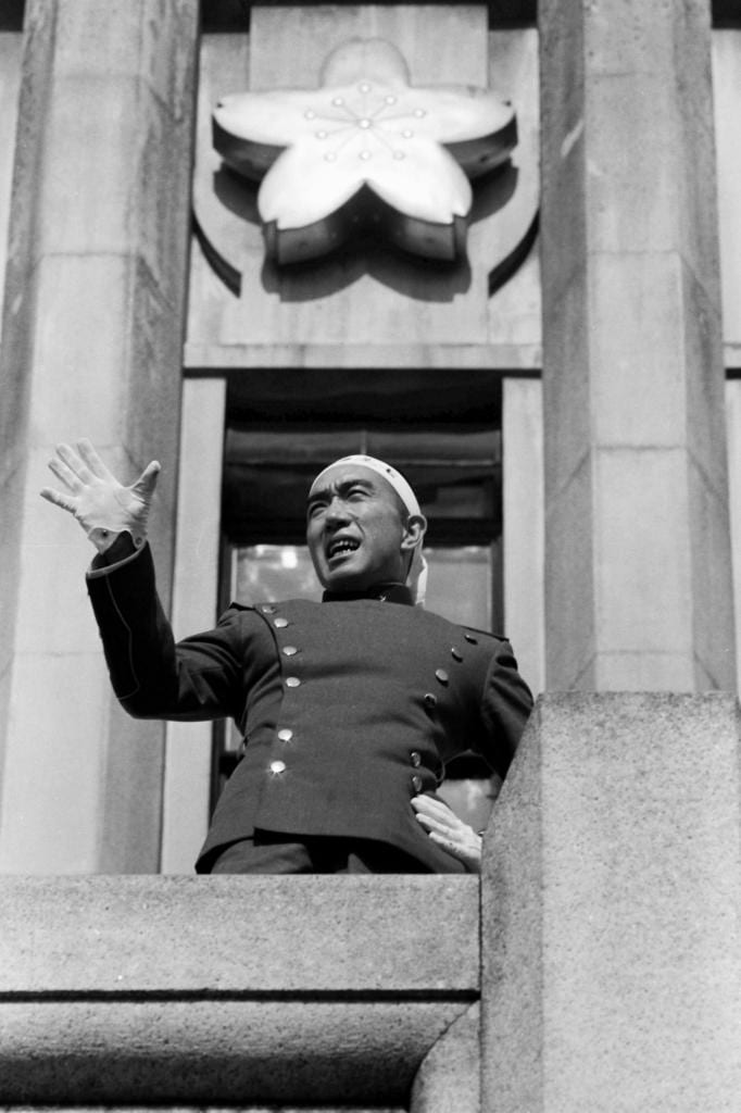 1970年11月25日、東京・市谷の陸上自衛隊東部方面総監部のバルコニーから自衛隊員に向けて演説する三島(C)朝日新聞社