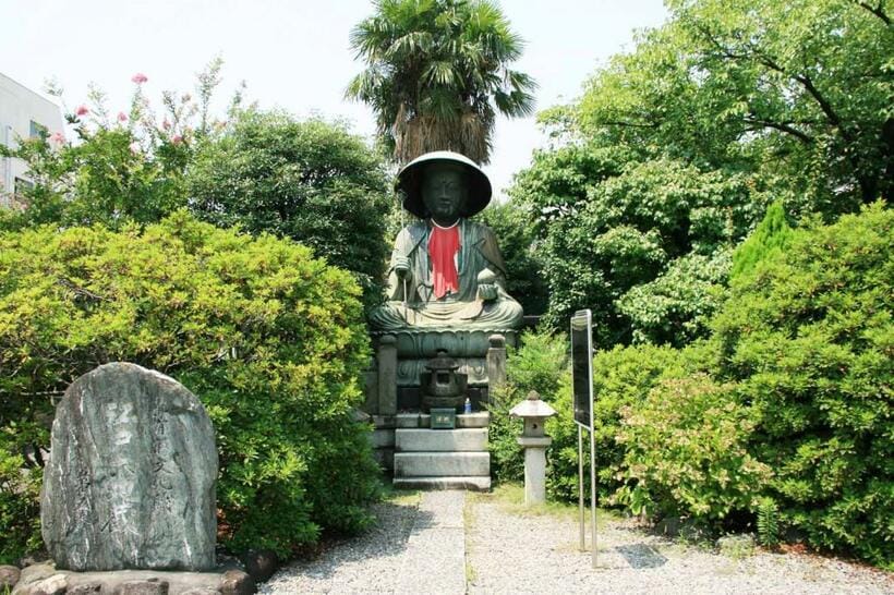 霊巌寺境内の江戸六地蔵の一体