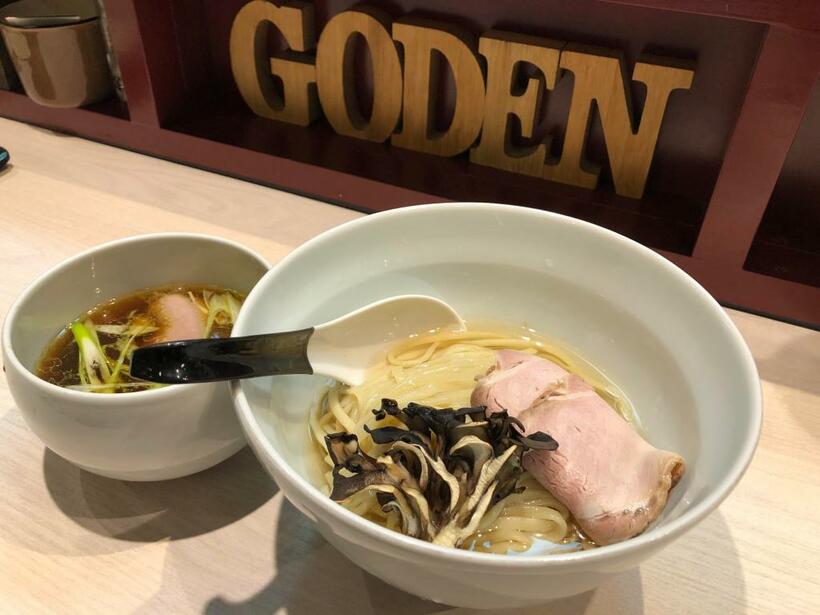 「柳麺 呉田－goden－」の黒舞茸と近江黒鶏の昆布水つけ麺は一杯1200円。太め平打ちの自家製麺が特徴（筆者撮影）