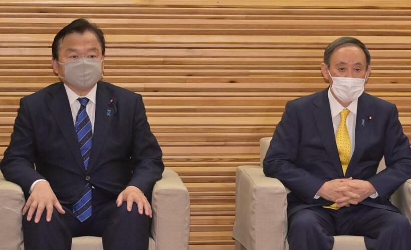 菅義偉首相と左は赤羽一嘉国交相（C)朝日新聞社