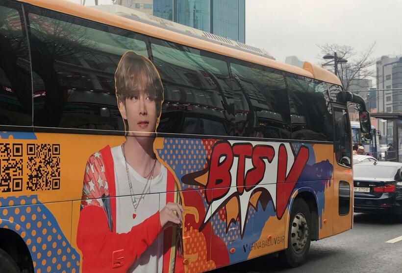 韓国・ソウルでは、サムソン、シンチョンなど若者の利用客が多い駅が、誕生日広告がよく出るスポット。ラッピングバスが走ることも（写真：鈴木はな）
