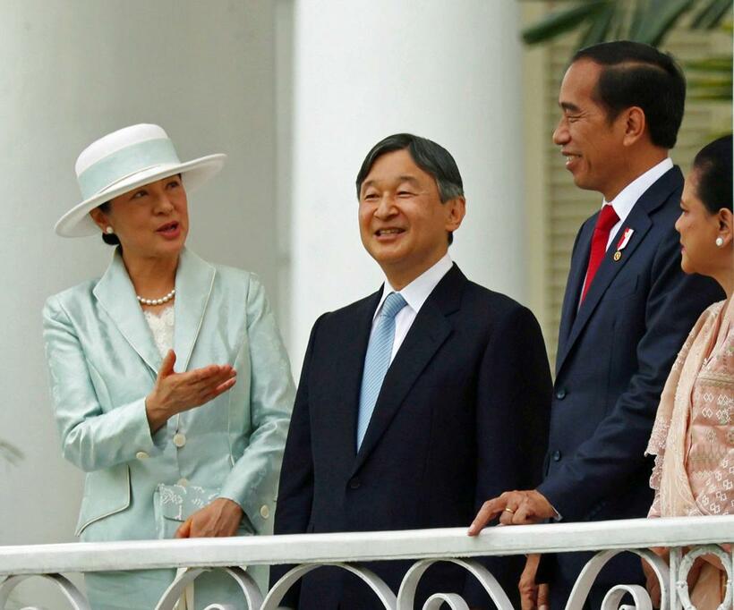 ボゴール宮殿で植樹式に臨む天皇、皇后両陛下とジョコ大統領ご夫妻