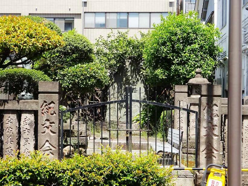 江東区・成等院に戦後再建された文左衛門の石碑