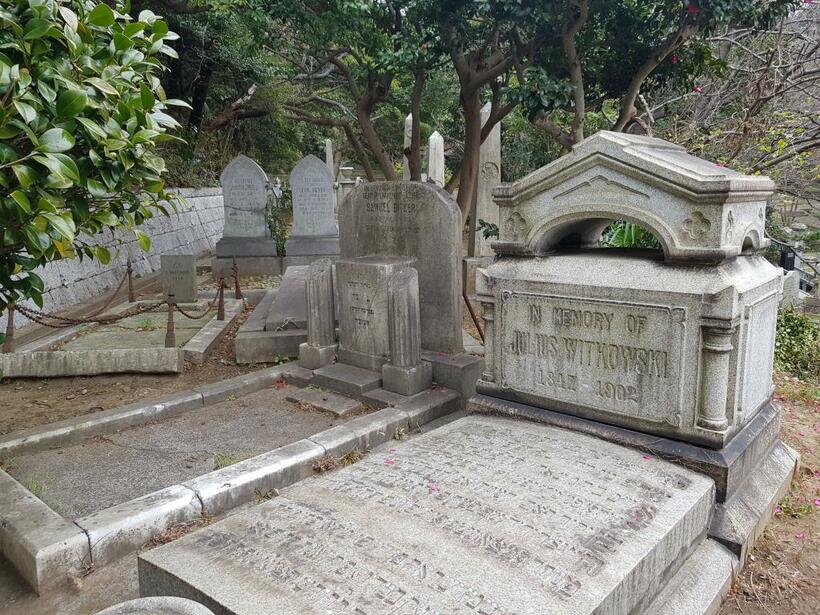 横浜の外国人墓地のなかにあるユダヤ人墓地（ニシム・オトマズキン提供）