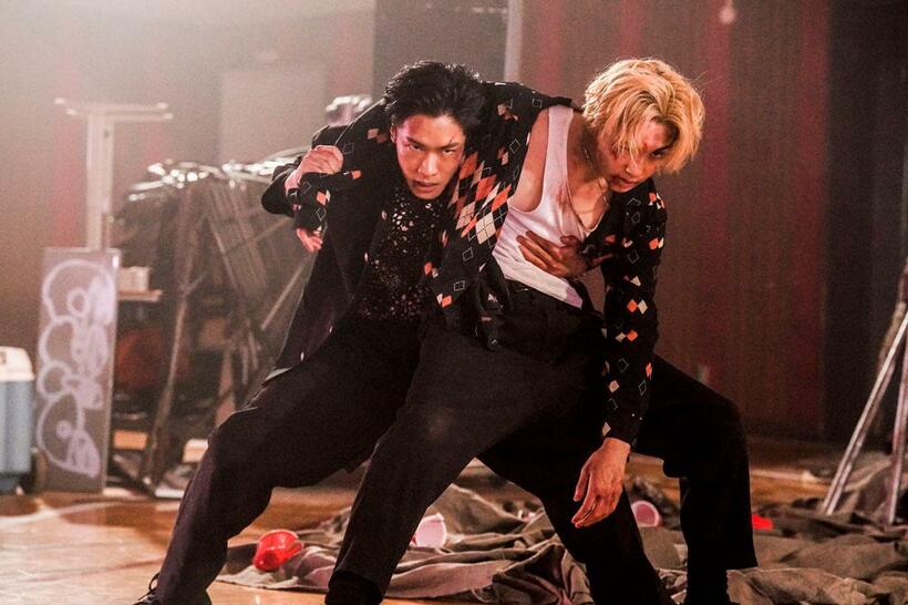 アーティスト　川村壱馬・吉野北人（ＴＨＥ　ＲＡＭＰＡＧＥ　ｆｒｏｍ　ＥＸＩＬＥ　ＴＲＩＢＥ）　（ｃ）２０２２「ＨｉＧＨ＆ＬＯＷ　ＴＨＥ　ＷＯＲＳＴ　Ｘ」製作委員会／（ｃ）高橋ヒロシ（秋田書店）　ＨＩ－ＡＸ