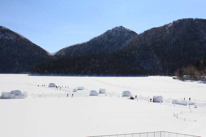 厳寒期になると氷結した湖の上に雪と氷の村が現れる!!