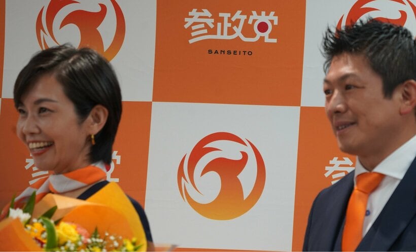 比例区で当選を決めた梅村みずほ氏（左）と神谷代表