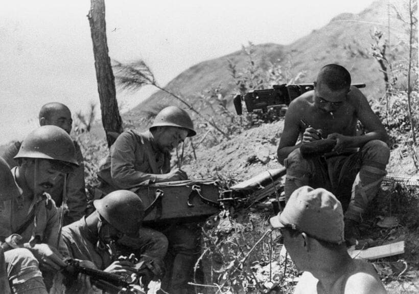 1938年9月17日、日中戦争の最前線で戦闘の合間に手紙を書く兵士たち　（ｃ）朝日新聞社