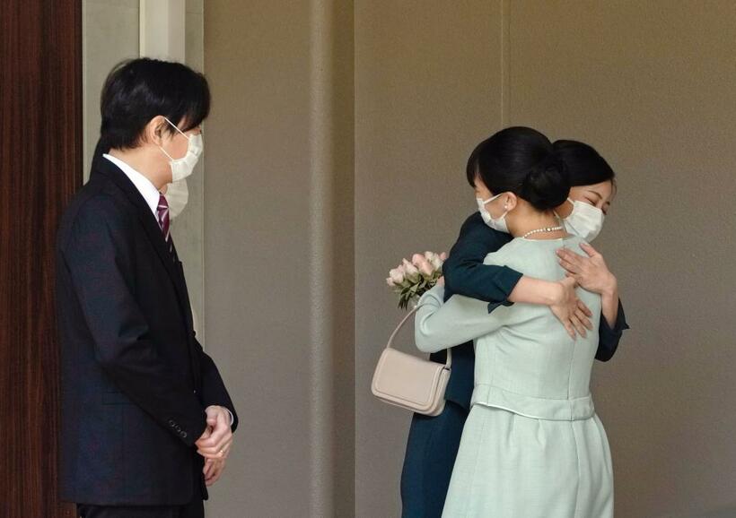 ２６日朝、秋篠宮邸を出発するにあたって、妹の佳子さまと抱き合う小室眞子さん（ｃ）朝日新聞社