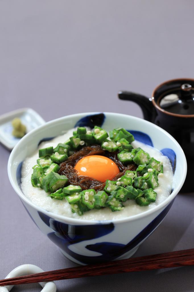 もずくとオクラのとろろ丼（撮影／写真映像部・松永卓也）