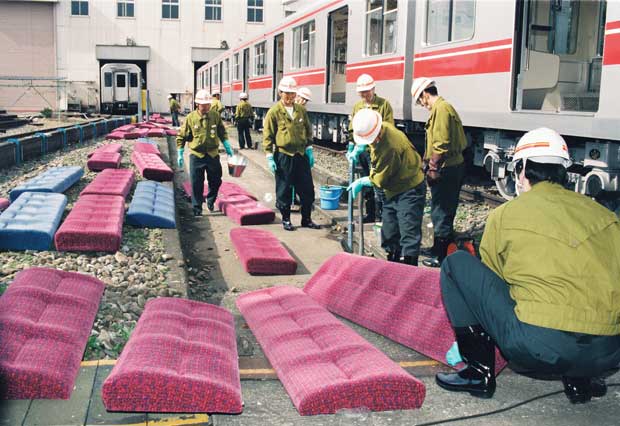 地下鉄サリン事件　サリンがまかれた丸の内線の車両のシートを外に持ち出して、掃除する営団地下鉄の職員（ｃ）朝日新聞社