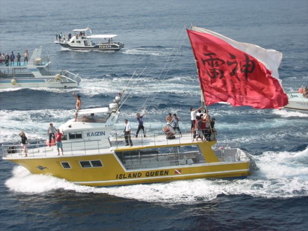 おがさわら丸に併走してレジャーボートや漁船から島の人たちが見送りしてくれる。これがあるからまた小笠原に来たくなるという旅行者も多い。
