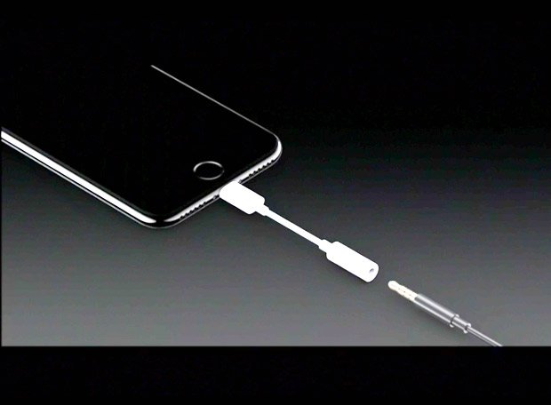 iPhone7にイヤホンを指すのに変換ケーブルが必要となる