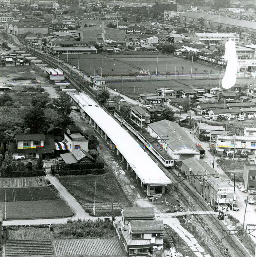 草加市で行われていた高架複々線化工事の様子。１９７６年９月撮影　（Ｃ）朝日新聞社