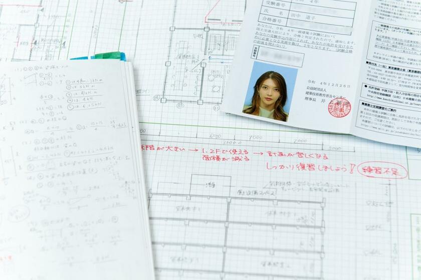 すき間時間も見逃さず勉強を続けた。びっしりと文字が書かれた当時のノート。学校の課題で提出した製図は、「練習不足」と赤字が入って戻ってきたことも。受験票とともに。　撮影／戸嶋日菜乃（写真映像部）