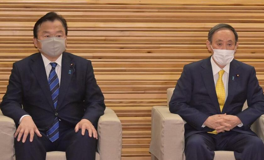 菅義偉首相と左は赤羽一嘉国交相（C)朝日新聞社