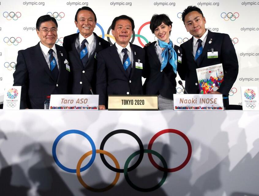 「お・も・て・な・し」の滝川クリステルさん(右から2番目)らと2013年7月、IOCでプレゼンした麻生太郎財務相(左から2番目)(C)朝日新聞社