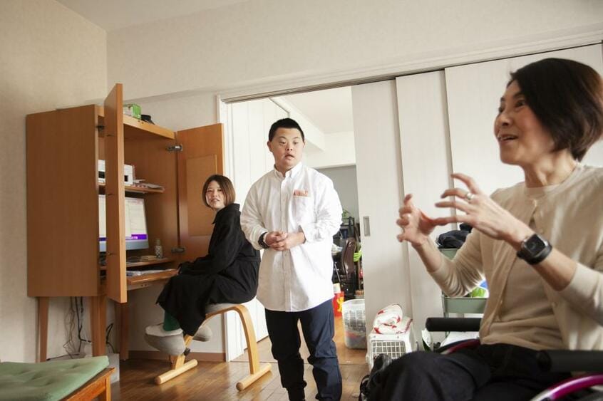 神戸の実家の取材では、弟の良太も姉について懸命に思いを伝えてくれた。岸田はこのリビングのパソコンで文章を書き、人を楽しませる喜びを知った(写真=MIKIKO)