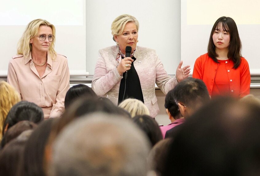 津田塾大学の学生らとともに女性の生き方について議論を交わしたハトラ・トーマスドッティル大統領(中央)