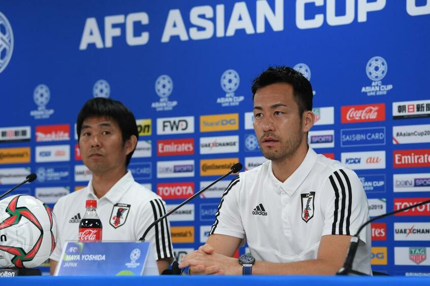 決勝前日の1月31日、UAEのアブダビで、森保一監督とともに記者会見する吉田麻也主将。フェアプレーの重要性を強調する日本代表の主将の言葉は、各国の選手のみならず、サッカーに関わる全ての人に向けられたものだ (c)朝日新聞社