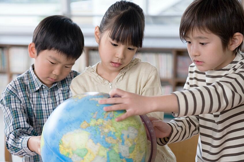 複数の国にルーツを持つ人やその子どもたちが増えている。マイクロアグレッションについて学びを深めておきたい(photo gettyimages)