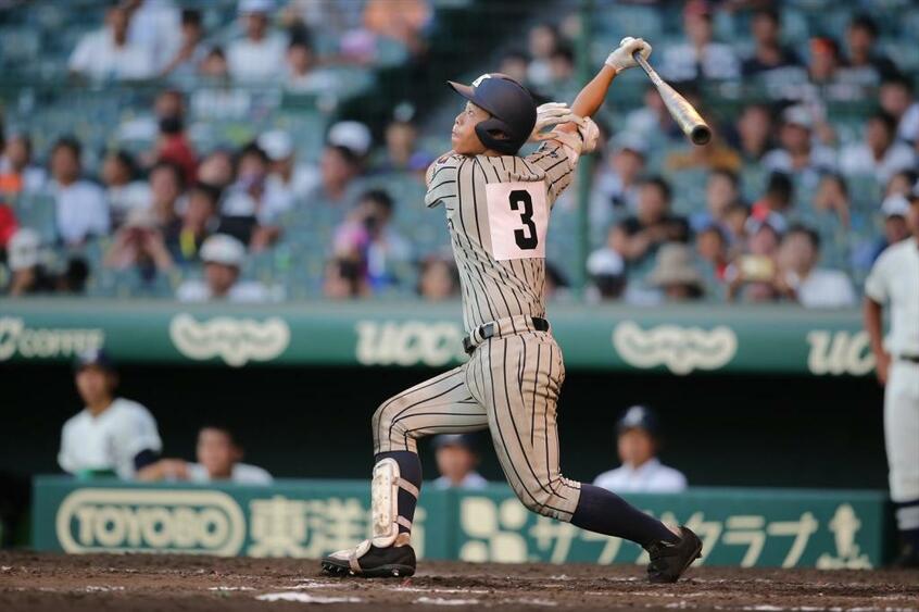 九回表無死一塁、敦賀気比の3番・杉田が右中間へ2点本塁打を放ち、史上6人目のサイクル安打達成(撮影/写真部・加藤夏子)