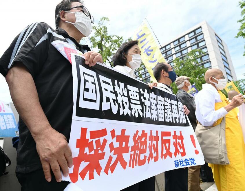 国会前で国民投票法改正案に抗議する人たち/21年5月6日 (c)朝日新聞社
