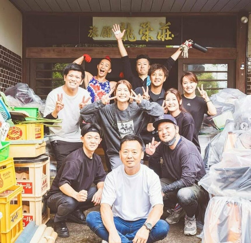 スザンヌさんと河内を盛り上げる仲間たち　改装前の龍栄荘の前にて　インスタグラム＠suzanneeee1028より