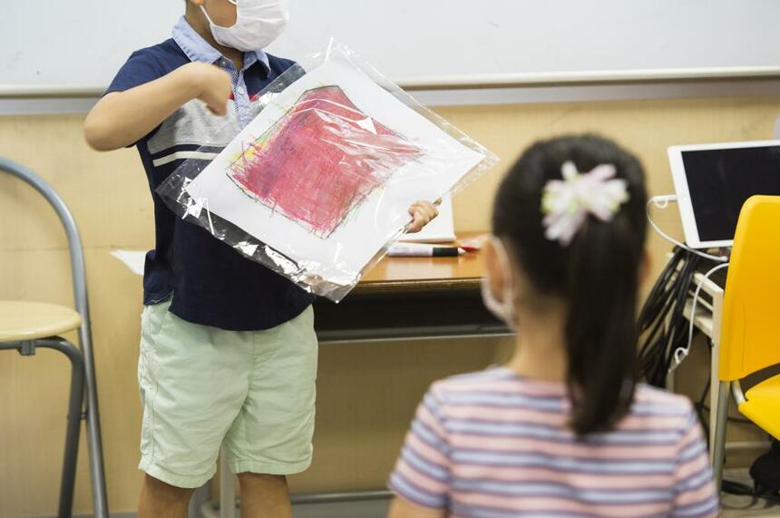 「学びの道教育研究所」で絵画をプレゼンする6歳児（撮影／高野楓菜・写真部）
