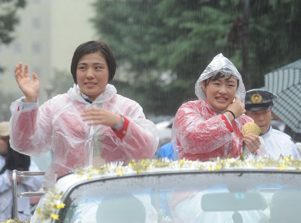 あいにくの雨天にもかかわらず、笑顔でパレードする田知本遥（左）、登坂絵莉
