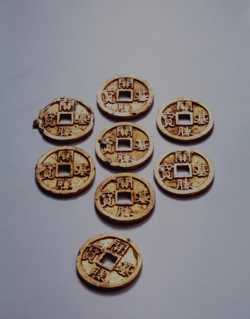 東京国立博物館にある、奈良市西大寺宝ケ丘から出た開基勝宝（8世紀）。760年に鋳造された古代唯一の金貨で、出土例は少ない。（写真／朝日新聞社）