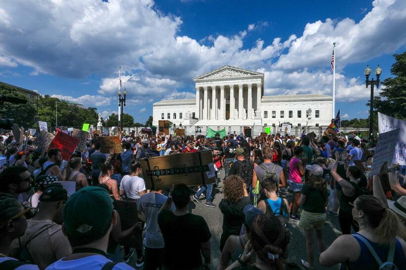 人工妊娠中絶を憲法で保障された権利として認めない判決を言い渡した米連邦最高裁の前に、多くの人が抗議のため集まった／6月25日（写真：Anadolu Agency via Getty Images）