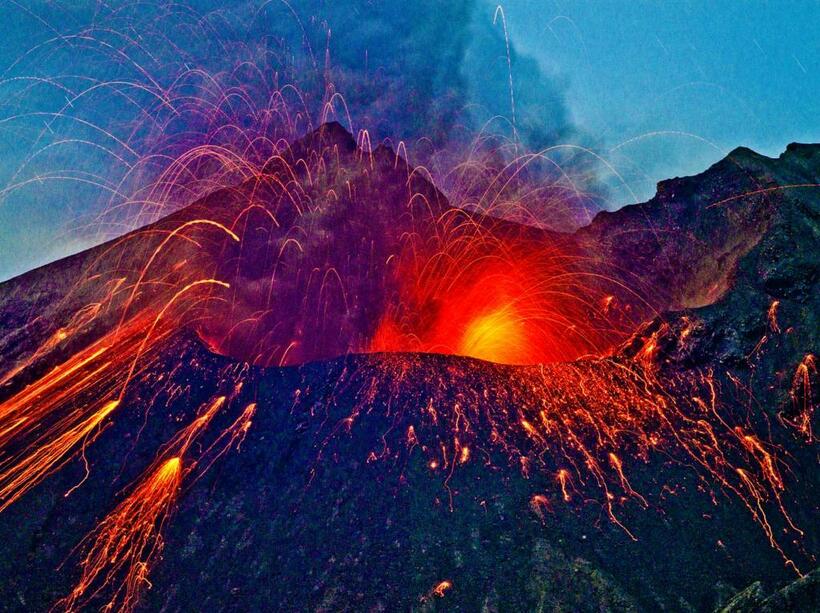 桜島夜明けの噴火（撮影：白川義員）