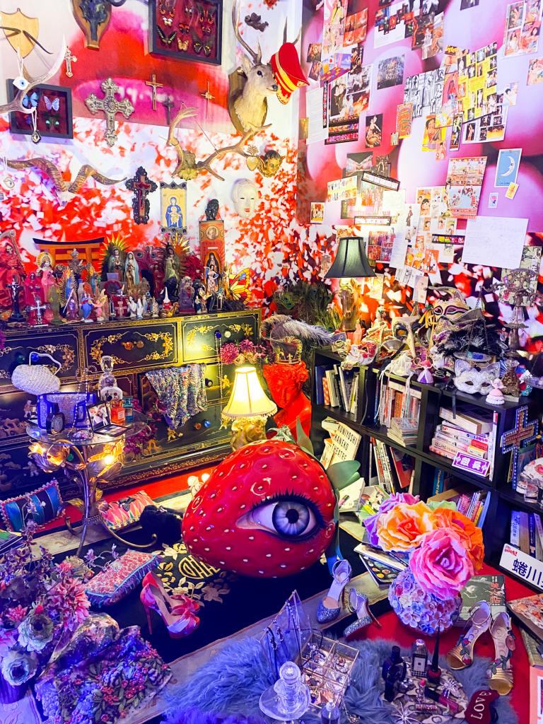 最後の部屋「Ｃｈａｏｓ　Ｒｏｏｍ」は、映画で使った小道具や、家にあるものを集めた。「虚構と現実が溶け合って、私の部屋とほぼ同じ」（蜷川さん）（ｃ）ｍｉｋａ　ｎｉｎａｇａｗａ，　Ｃｏｕｒｔｅｓｙ　ｏｆ　Ｔｏｍｉｏ　Ｋｏｙａｍａ　Ｇａｌｌｅｒｙ