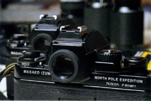 ニコンF3の裏にはNORTH POLE EXPEDITION（北極遠征）MASAKO IZUMIと刻まれている。まさに和泉さん専用のカメラなのだ