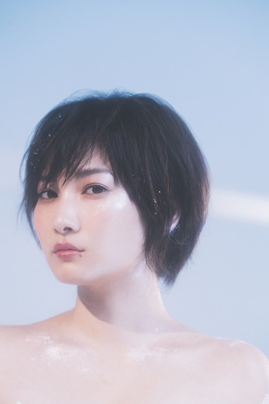 佐藤千亜妃、11/13リリースのファーストソロアルバムより「空から落ちる星のように」のMVを公開