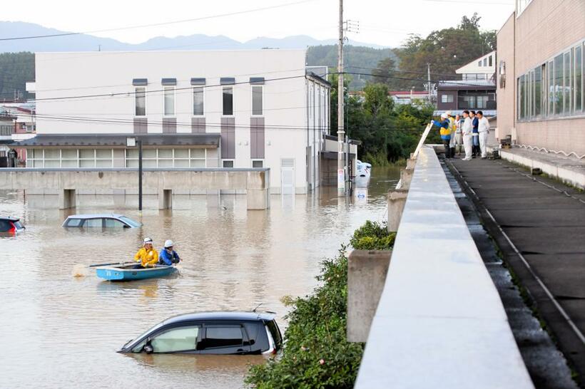 千曲川支流の皿川の氾濫は想定外で、長野県飯山市では避難勧告が遅れた。飯山市役所の１階も水没した　（ｃ）朝日新聞社